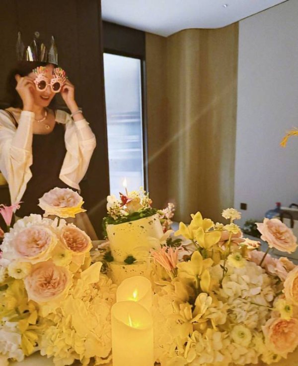 新宝策略 赵丽颖穿针织衫庆祝生日 戴搞怪眼镜可爱俏皮