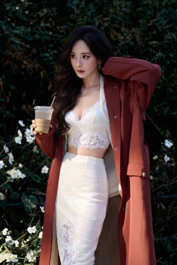 鸿牛配资 杨幂着白色蕾丝吊带秀好身材 套棕红色大衣气场超A