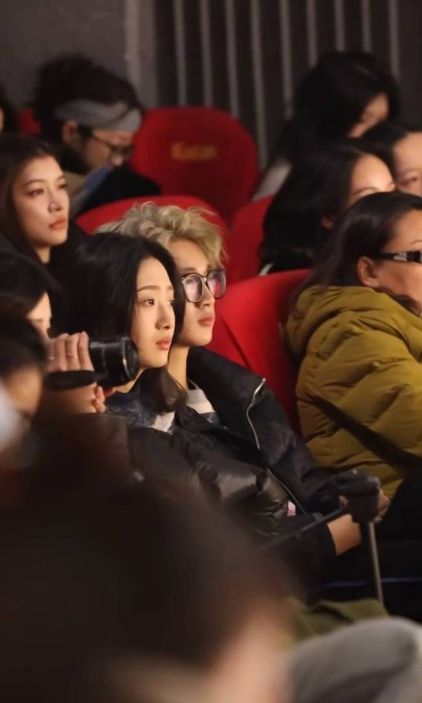欧维策略 荣梓杉曾被偶遇与女生一起看戏 两人同坐非常低调